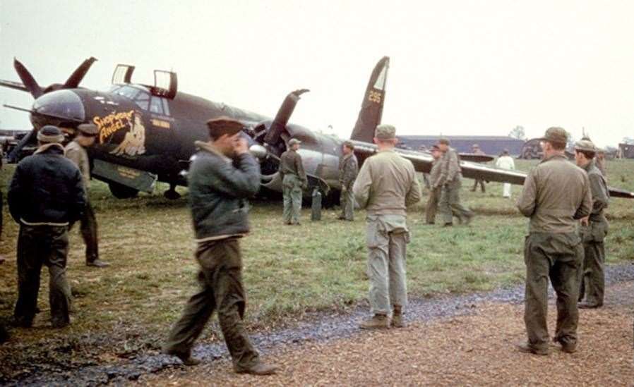 American airmen on Stansted airfield during WW2 (37531303)